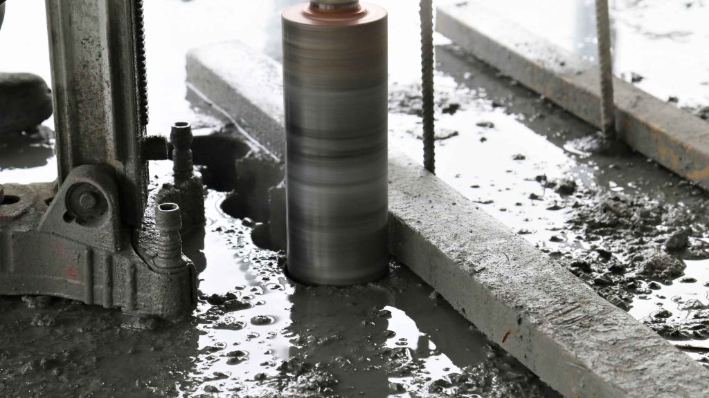 Bušenje betona bez oštećenja keramike: Kada se koriste vakuum postolja?